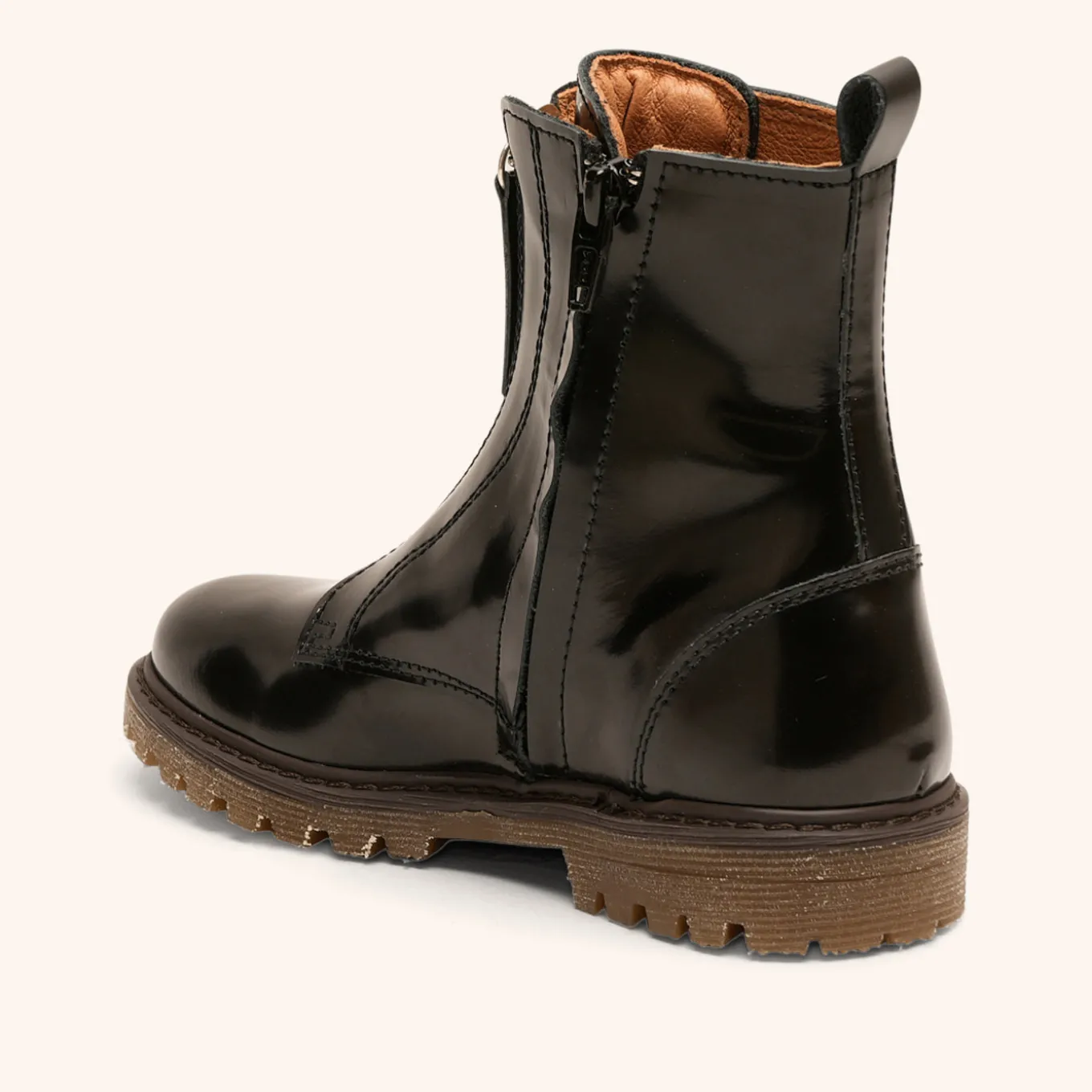 nora black polido